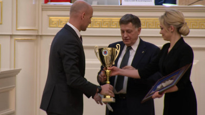 Парламенту Петербурга вручили кубок за победу в Спартакиаде органов государственной власти города