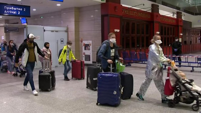 60 человек прибыли из Нью-Йорка в Петербург спецрейсом