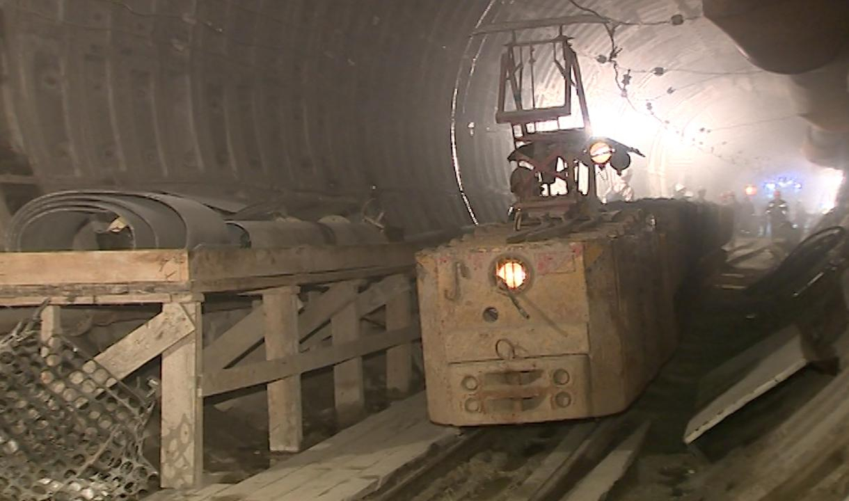 Рабочие прокладывают тоннель 500 3 10. Проходческий щит в тоннеле. Рабочие прокладывают тоннель длиной 87. Тоннель в Питере.