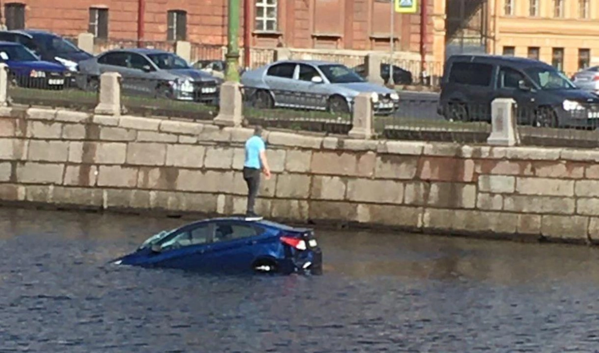 В Фонтанку улетел автомобиль, водителя из воды достали прохожие - tvspb.ru