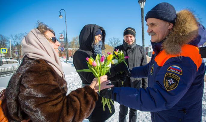 Сотрудники петербургского МЧС поздравили женщин с 8 марта | Телеканал