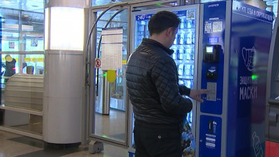 «Обязали – соблюдаю». Как петербуржцы относятся к введению в городе масочного режима