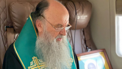 Митрополит Варсонофий облетел Петербург на вертолете