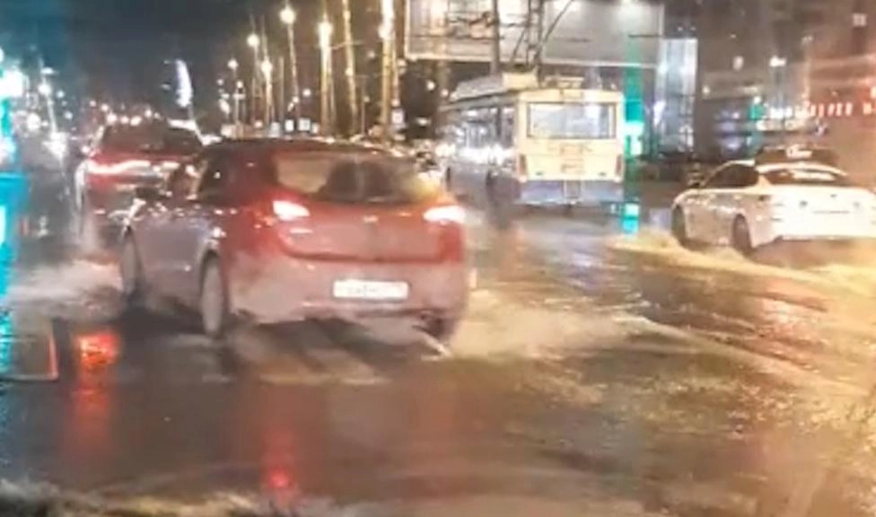 На улице Типанова осушили участок, где накануне бил фонтан холодной воды - tvspb.ru