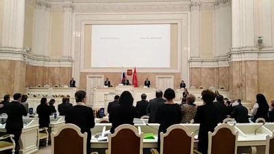 Заседание ЗакСа началось с аплодисментов в благодарность врачам