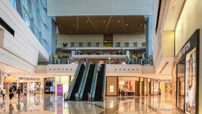 В торговых центрах Петербурга покупателей стало почти на треть меньше