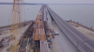 Строители завершают сооружение железнодорожной части Крымского моста
