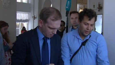 В ЗакС принесли подписи за лишение депутата Резника мандата