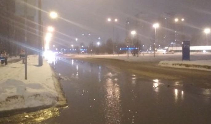 В Приморском районе из-за коммунальной аварии затопило улицу - tvspb.ru