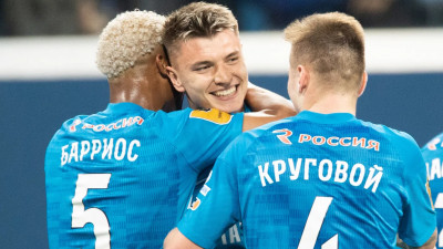 В честь досрочного чемпионства «Зенита» на Ростральных колоннах зажглись огни