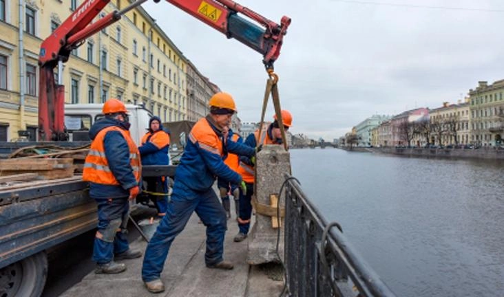 Ограждение на набережной Фонтанки восстановили после того, как в реку упал «Миникупер» - tvspb.ru