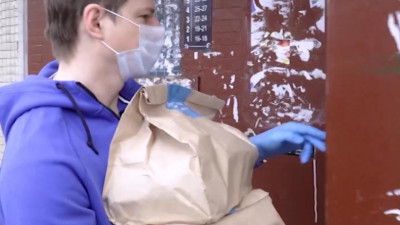 Андрей Аршавин доставил пожилым болельщикам «Зенита» продуктовые наборы