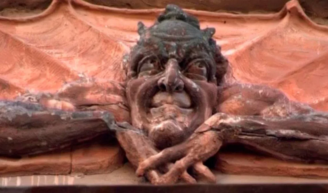 Полицейские передали на реставрацию сбитый барельеф Мефистофеля с Лахтинской улицы - tvspb.ru