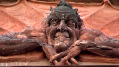 Полицейские передали на реставрацию сбитый барельеф Мефистофеля с Лахтинской улицы