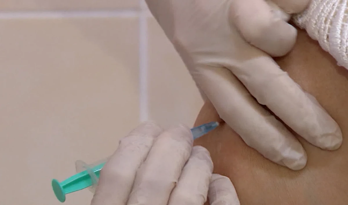 Эксперт считает, что привиться от COVID можно с любым титром антител - tvspb.ru