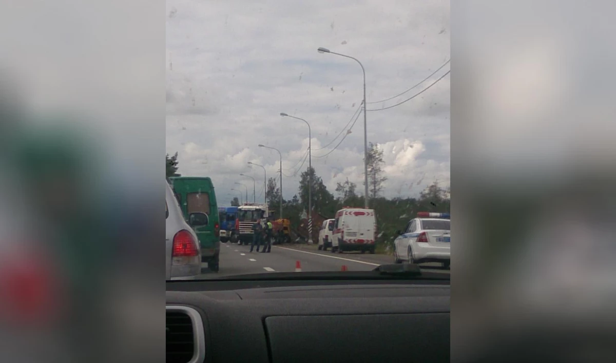 Мурманское шоссе перекрывали из-за фуры, улетевшей в кювет - tvspb.ru