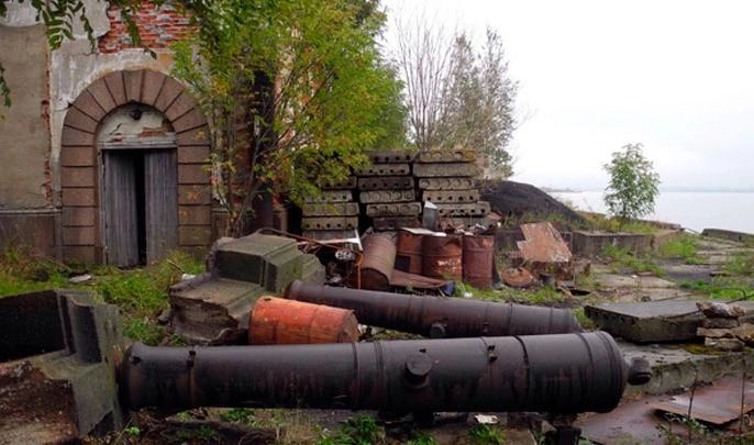 Вандалы разбирают на детали северный форт в Кронштадте - tvspb.ru