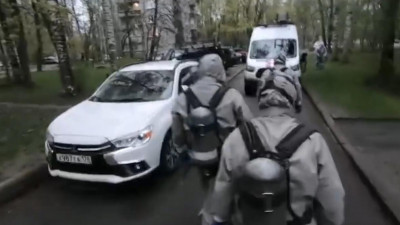 Петербургские спасатели помогают бригадам скорой помощи госпитализировать больных с COVID-19