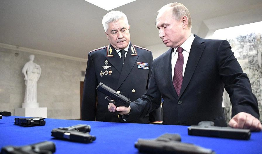 Путин осмотрел новые образцы оружия на выставке МВД - tvspb.ru