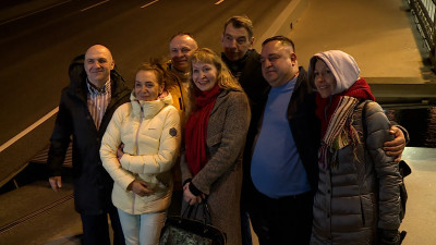 Актеры «Брата» помогли развести Благовещенский мост в годовщину культового фильма