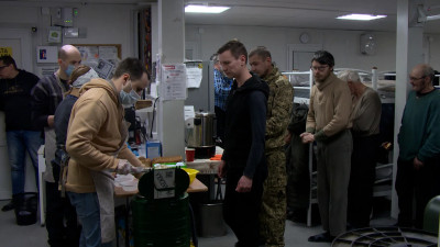 Приют и горячая еда: как в ночлежке помогают бездомным вернуться к обычной жизни