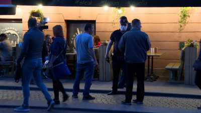 Главную барную улицу Петербурга проверили на соблюдение противоэпидемических норм