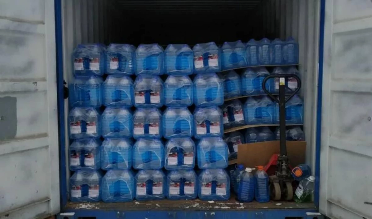 В промзоне на улице Салова полиция обнаружила 30 тонн «омывайки» неизвестного производства - tvspb.ru