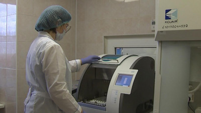 Отличий нет. Генетики изучили, как коронавирус проникает в клетки европейцев и россиян