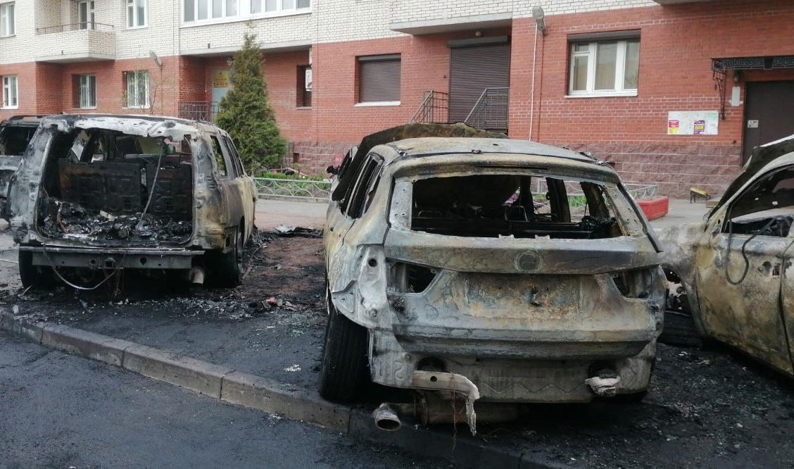 Сгорели машины в рязани. Пожар автомобиля в санкт-петербурге. Сгоревшие машины санкт петербург. Сгоревшие машины санкт петербург. Происшествия в кудрово за последние сутки.