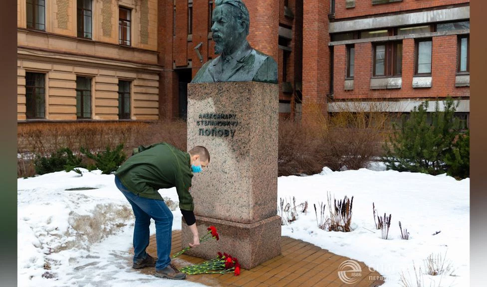Студенты и преподаватели ЛЭТИ отметили день рождения Александра Попова - tvspb.ru