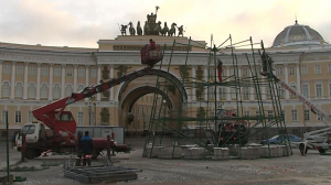 На Дворцовой площади монтируют новогоднюю ель