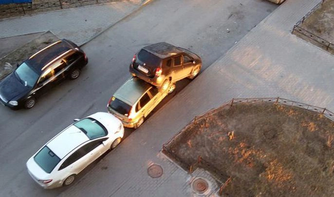 Водитель, повредивший в Мурино 12 автомобилей, ранее был лишен прав - tvspb.ru