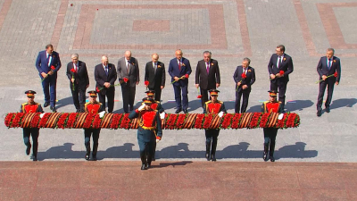 Путин с главами иностранных государств возложил цветы к могиле Неизвестного солдата