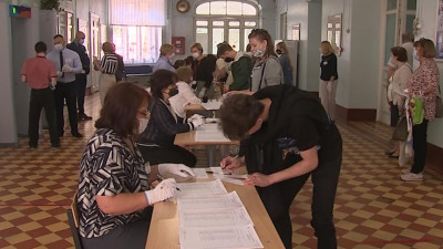 Как в городе прошел первый день сдачи ЕГЭ, смотрите в программе «Петербург против коронавируса»