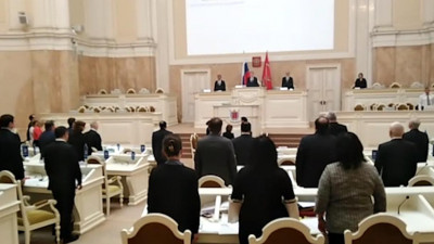 Депутаты ЗакСа почтили память погибших от COVID-19 медиков минутой молчания