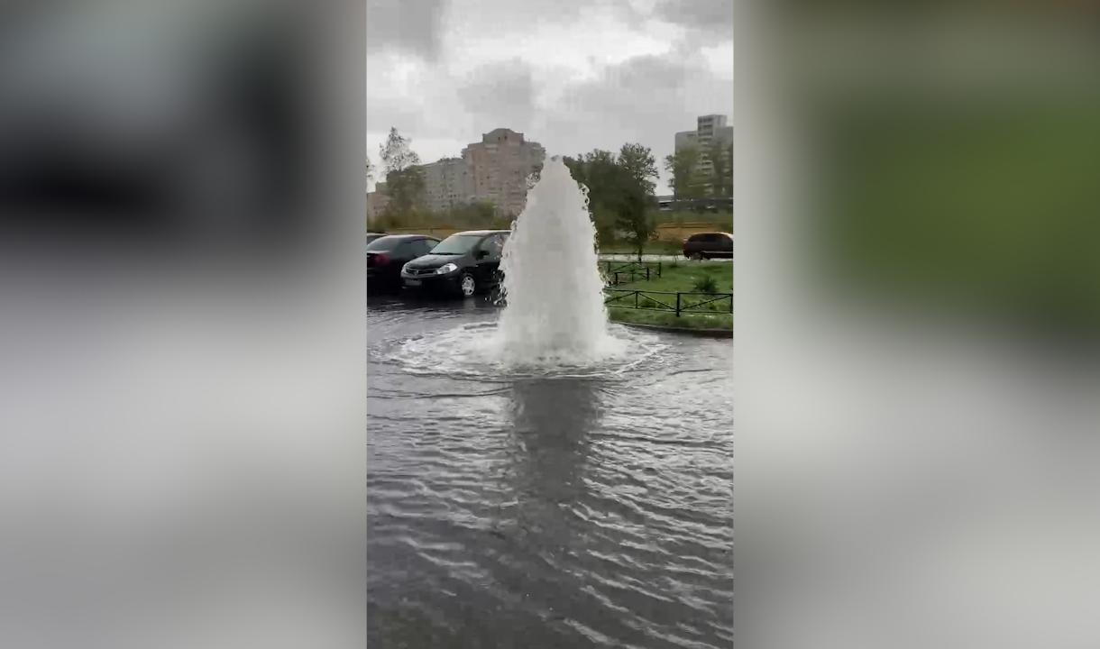 Фонтан воды забил на улице в петербурге из за прорыва трубы