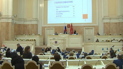 Заксобрание Петербурга обсуждает поправки в Конституцию