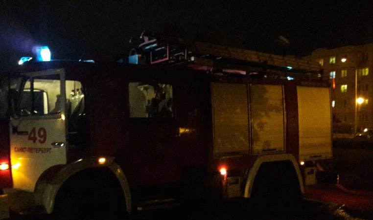 Крупный пожар в Пушкине. Пожарным удалось справиться с открытым горением - tvspb.ru