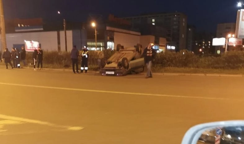 Автомобиль перевернулся на крышу на шоссе Революции - tvspb.ru