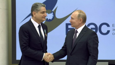 Владимир Путин наградил Тиграна Саркисяна орденом Дружбы на саммите в Петербурге