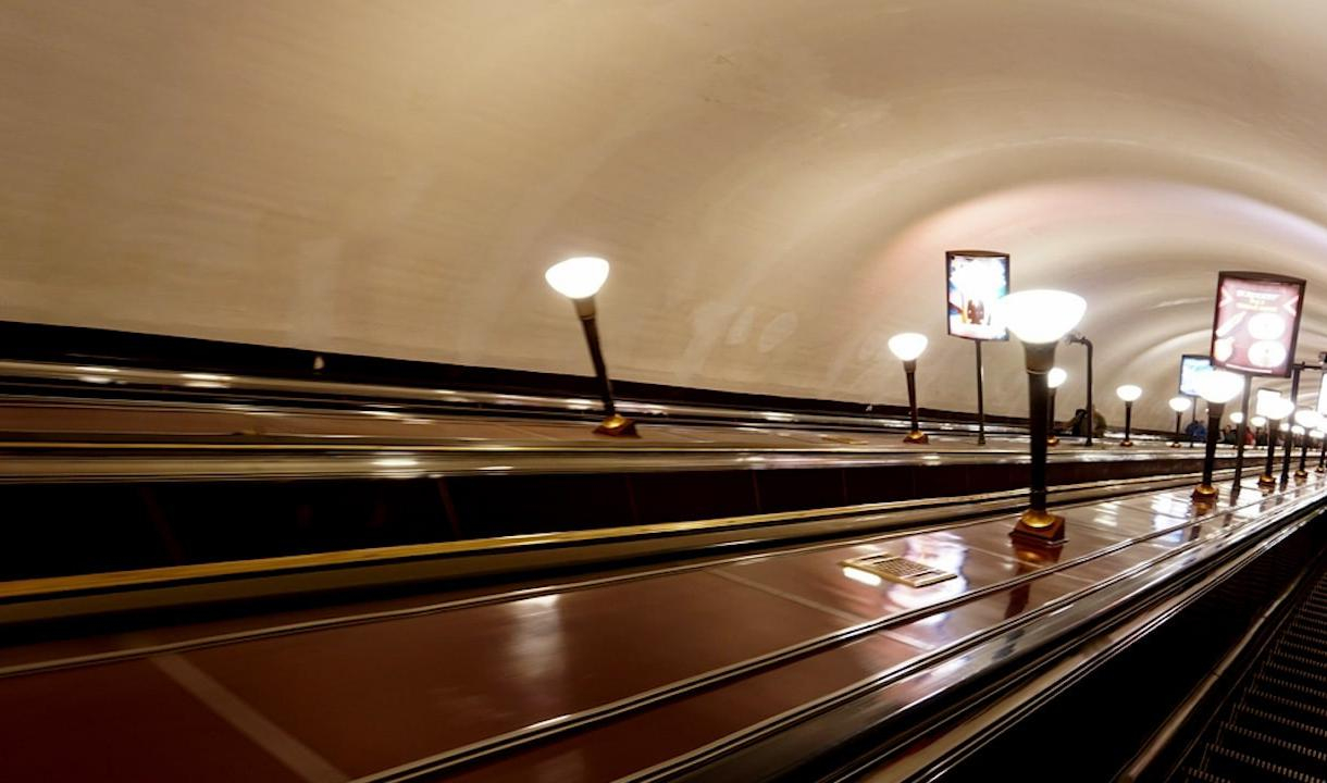 Эскалатор в метро спб. Адмиралтейская станция метро эскалатор. Станция метро Адмиралтейская Санкт-Петербург эскалатор. Метро Питер Адмиралтейская эскалатор. Метро эскалатор станции Адмиралтейская в Санкт.