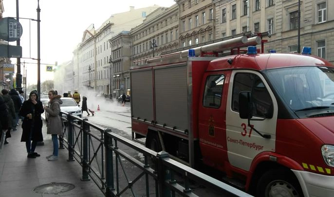 На Московском проспекте рядом с Сенной площадью прорвало трубу с кипятком - tvspb.ru