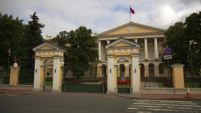 Супруга и зять врио губернатора Беглова увольняются из Смольного