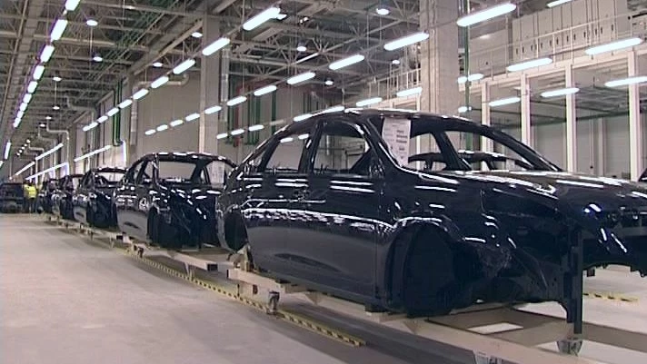 На заводе Nissan рабочий пострадал после падения с автовоза - tvspb.ru