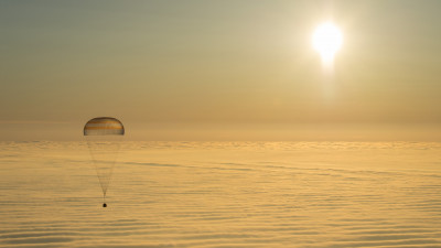 Вернувшихся на Землю космонавтов эвакуировали из спускаемой капсулы
