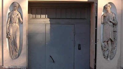 Сбитые хулиганами с домов-памятников головы передали Петербургскому центру культурного наследия