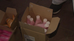 Две тонны воды и тысячу косметических наборов в подарок медикам временного госпиталя в «Ленэкспо» передала «Единая Россия»