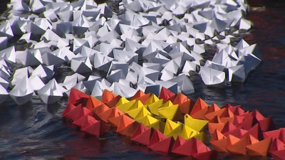 В Петербурге память умерших от коронавируса врачей почтили свечой из бумажных корабликов