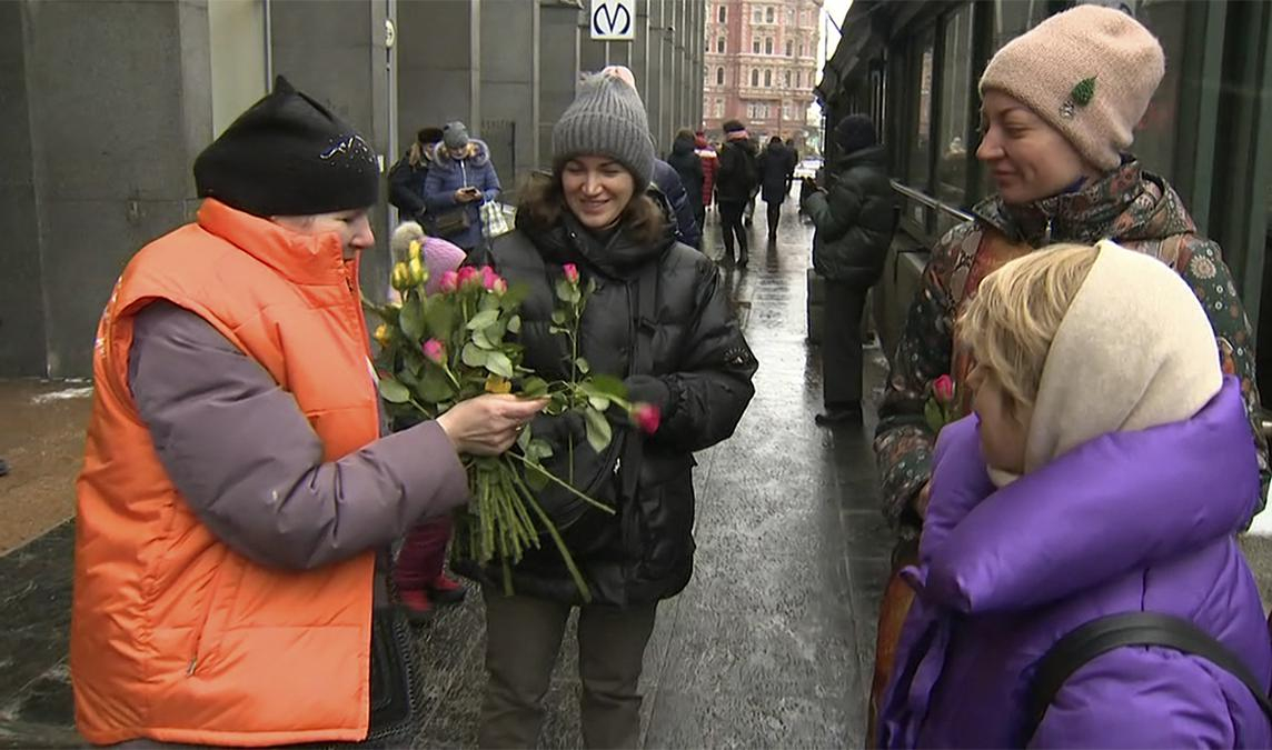 Горожане петербурга. Парень раздаёт цветы в СПБ. Уральский блогер дарящий цветы в метро. В метро дарю цветы за поцен.