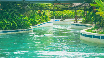 Петербуржцы выстроились в очереди в аквапарк